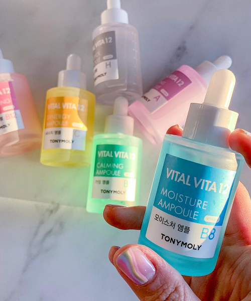 Tony Moly Vital Vita 12 Synergy Ampoule Ампульная эссенция антивозрастная с витамином С и пептидами TONYMOLY Vital Vita 12 Synergy Ampoule - anti-age эссенция с витамином С и пептидным комплексом. Способствует замедлению процессов старения кожи, помогает уменьшить глубину морщинок, выравнивает тон лица и тонизирует, питает и увлажняет кожу. Постоянное применение делает морщины менее выраженными, лицо становится светлее и моложе. Tony Moly Vital Vita 12 Synergy Ampoule Ампульная эссенция антивозрастная с витамином С и пептидами TONYMOLY Vital Vita 12 Synergy Ampoule - anti-age эссенция с витамином С и пептидным комплексом. Способствует замедлению процессов старения кожи, помогает уменьшить глубину морщинок, выравнивает тон лица и тонизирует, питает и увлажняет кожу. Постоянное применение делает морщины менее выраженными, лицо становится светлее и моложе.